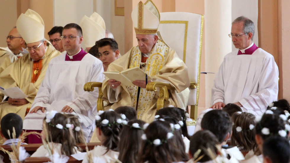 Първо причастие на българчета очи в очи с папа Франциск (ВИДЕО И СНИМКИ)