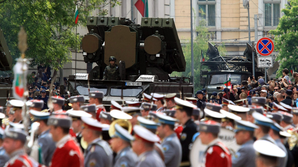 Военен парад и освещаване на бойните знамена на 6 май (ОБЗОР)