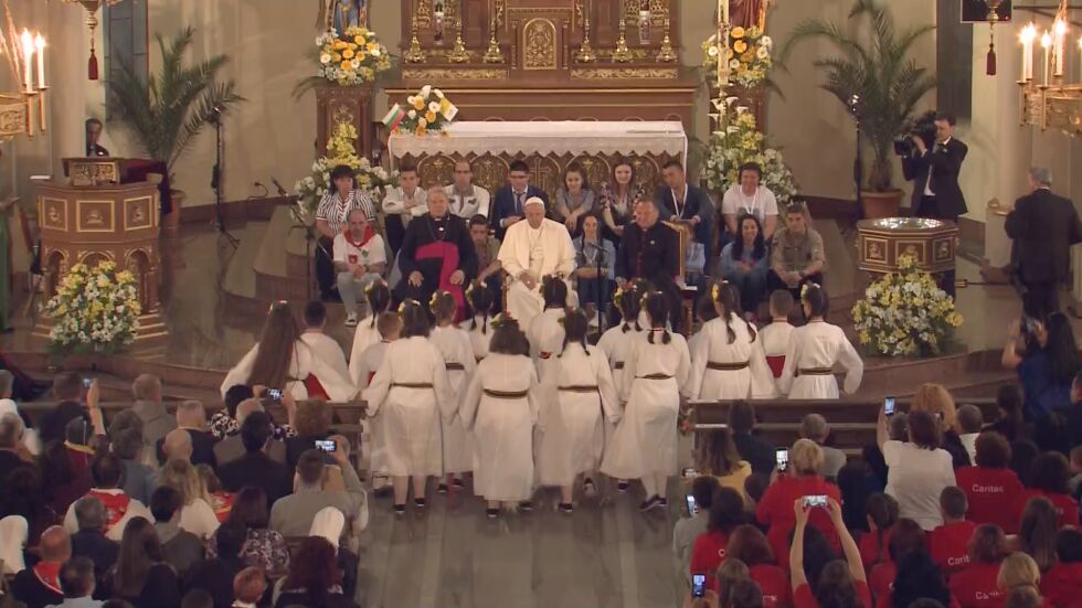 Деца изпълниха народен танц в чест на папата (ВИДЕО)