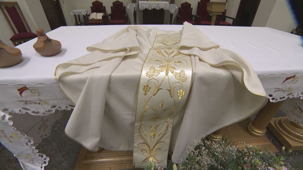 Папа Франциск остави в България ритуална дреха, камбана и олтар