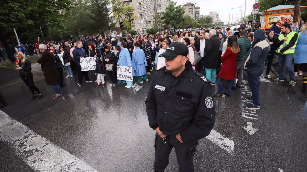 Педиатри затвориха булевард в София в знак на протест (ВИДЕО И СНИМКИ)