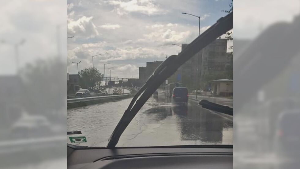 Новият булевард „Васил Левски” във Варна се наводни след 10 минути дъжд