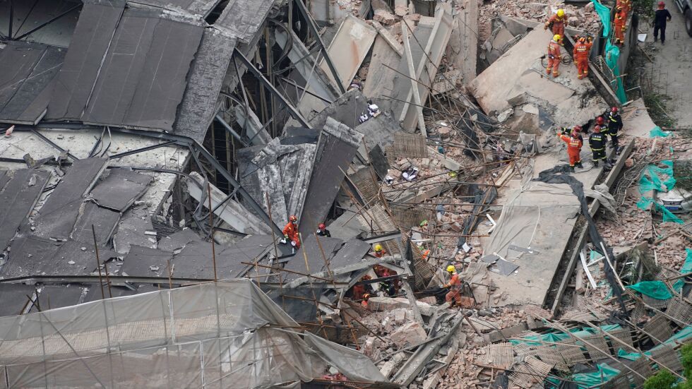 Сграда се срути в Шанхай и затрупа строителни работници