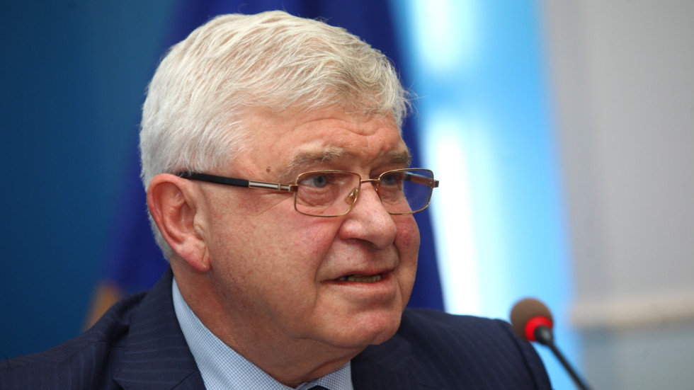 Здравният министър твърди, че отпуснатите от касата 50 млн. лв. заместват обещаните от кабинета
