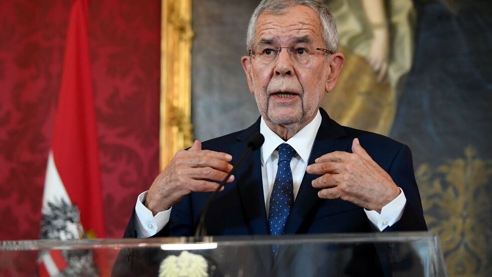Президентът на Австрия уволни  всички министри от крайната десница  с изключение на външния 