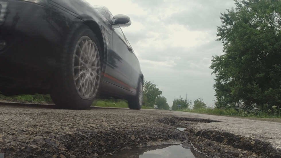 Опасен път: Спукани гуми и инциденти в участъка Разград - Завет