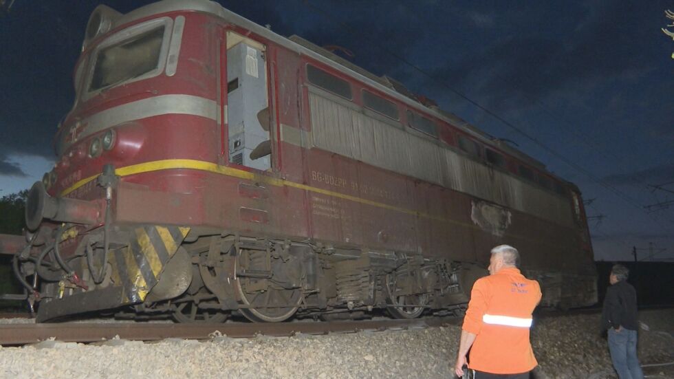 Влакът край Роман пламнал заради повреда в трансформатора