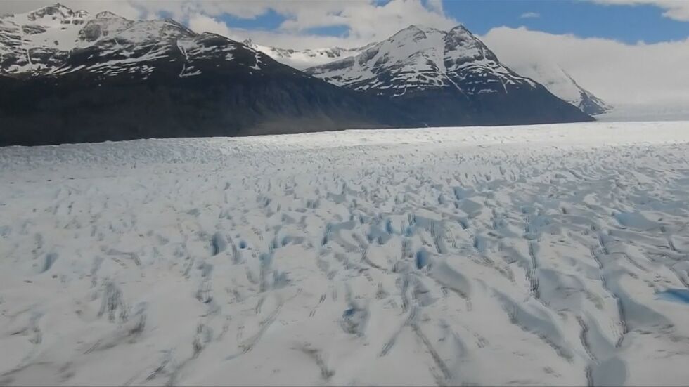Ледник в Чили се разцепи на две (ВИДЕО)