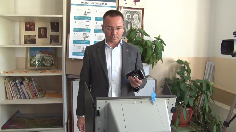 Ангел Джмбазки избра да гласува машинно (ВИДЕО)