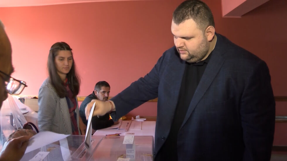 Делян Пеевски гласува в село Света Петка (ВИДЕО)