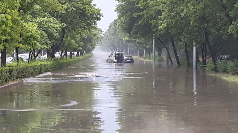 Наводнение след буря и градушка в Пловдив (СНИМКИ И ВИДЕО)