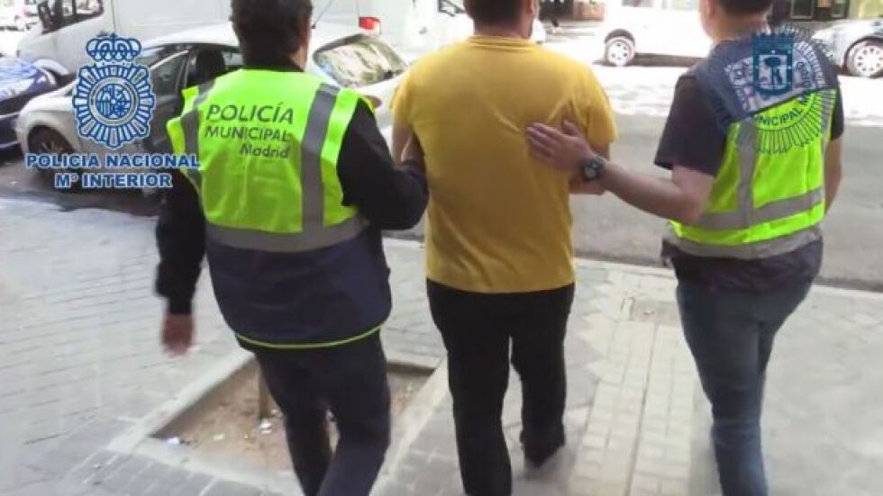 Шестима арестувани за фалшиви фенски артикули и билети в Мадрид (ВИДЕО)
