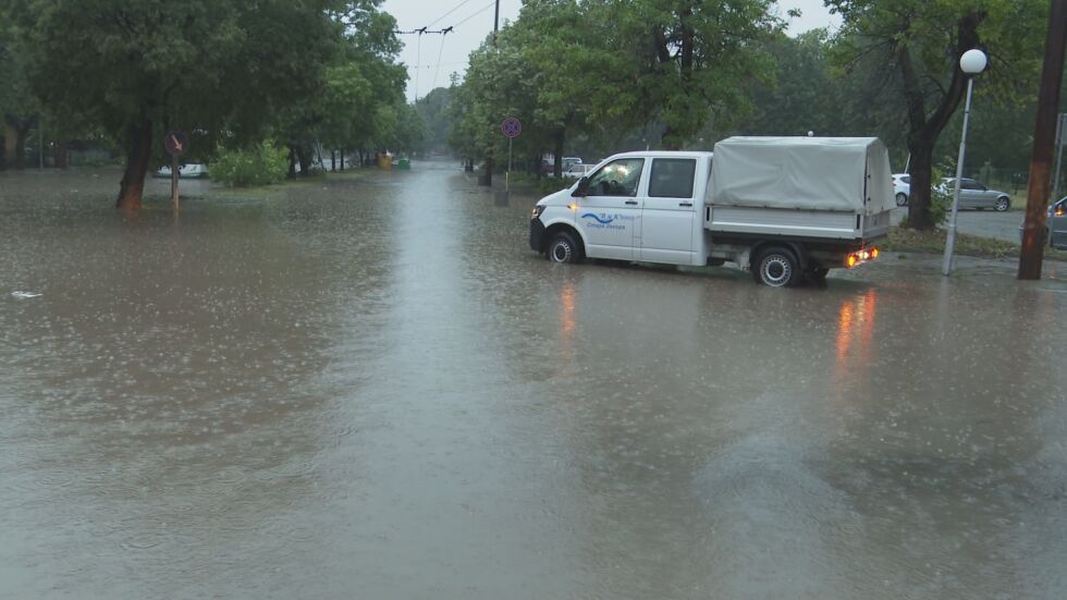 Бури в южната част на страната предизвикаха наводнения и транспортен хаос (ОБЗОР)