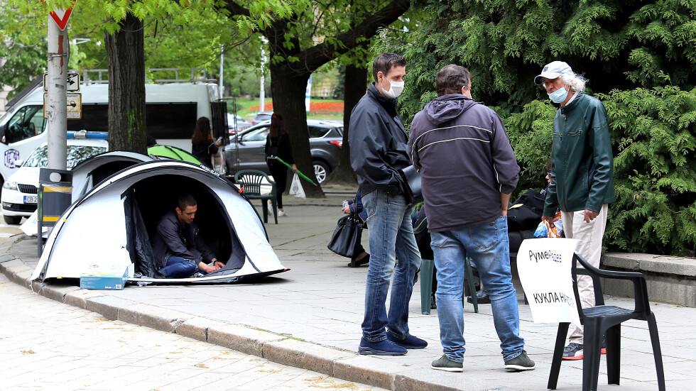 Палатков лагер пред президентството: Граждани излязоха на протест срещу Румен Радев