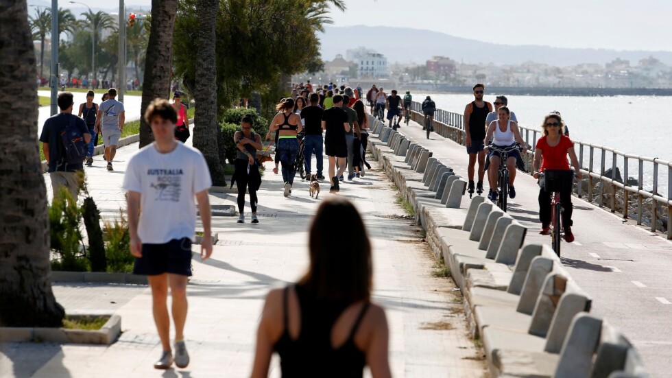 Падането на забраната за разходки в Испания доведе до струпвания на хора