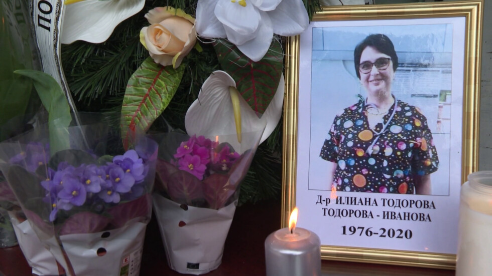 Стотици изпратиха починалата от COVID-19 д-р Илияна Иванова в Сливен