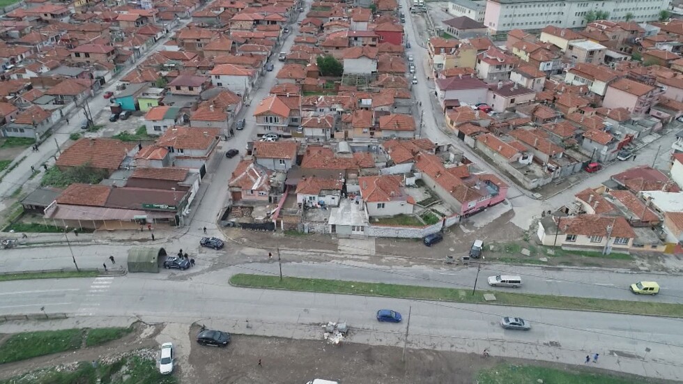 Остава блокиран ромският квартал на Ямбол: Кметът призова медици да помогнат на болницата в града