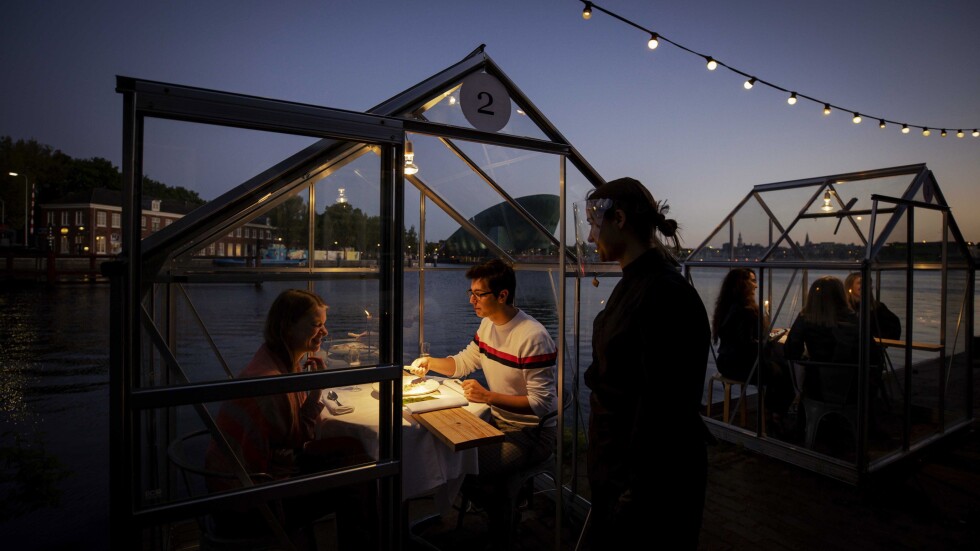 Ресторант в Амстердам предлага вечеря в стъклена кабина заради коронавируса