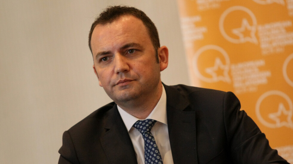 Външният министър на С. Македония: Няма да слагам червени линии към България
