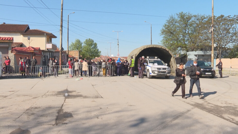 Под карантина: Напрежение и опашки по КПП-тата в ромския квартал на Ямбол