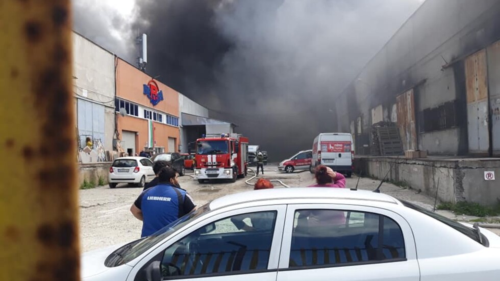 Голям пожар в складове близо до "Столипиново" в Пловдив (ВИДЕО)