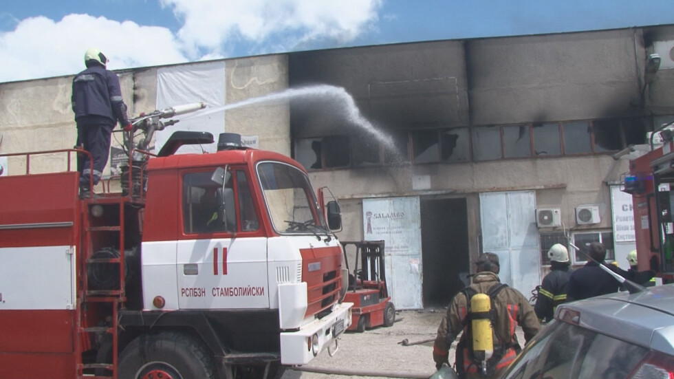 Пожарът в складови помещения в Пловдив е потушен