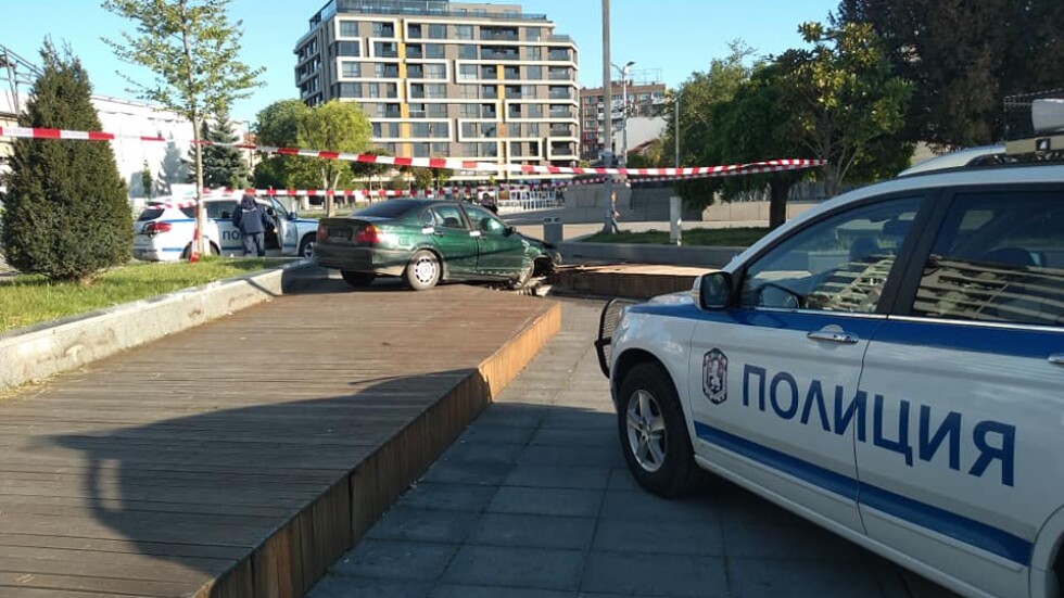 Автомобил катастрофира в центъра на Бургас след гонка с полицията 