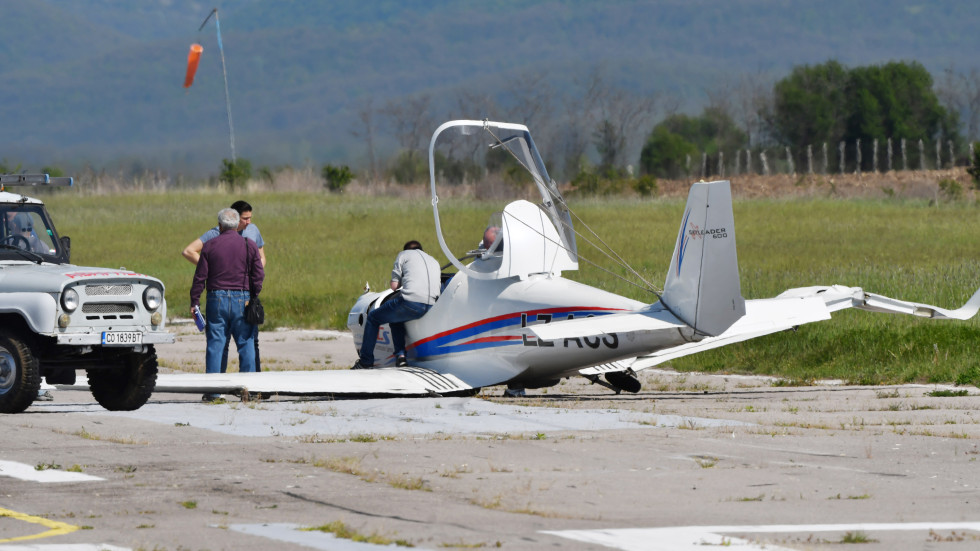 Самолетът на Ивайло Пенчев падна на летището в Лесново (СНИМКИ И ВИДЕО)