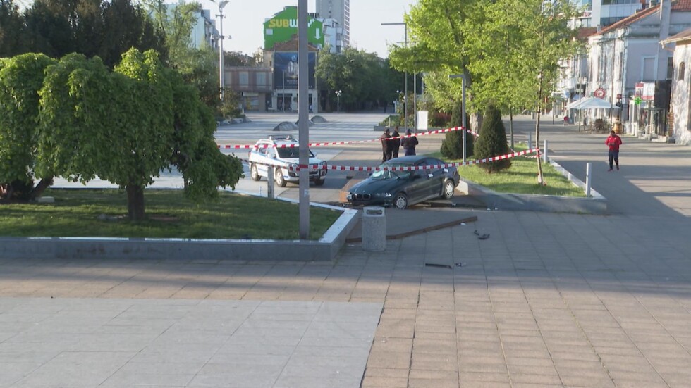 Хората в Бургас настояват за ограничителни колчета по пешеходната зона 