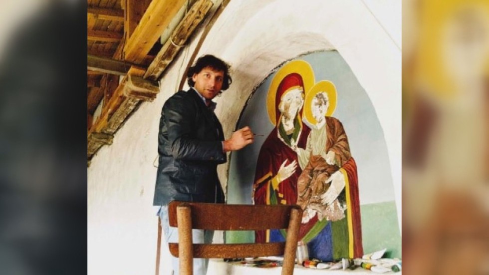 Актьорът Иван Юруков реставрира стенописи в църква в село Любовка