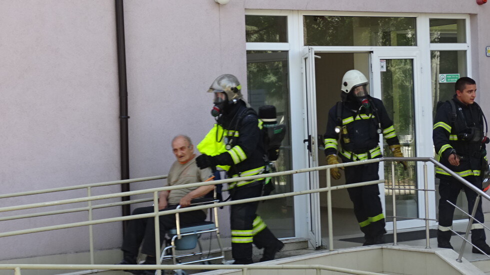 Поставят под карантина пожарникарите, вадили хора от старческия дом в Благоевград