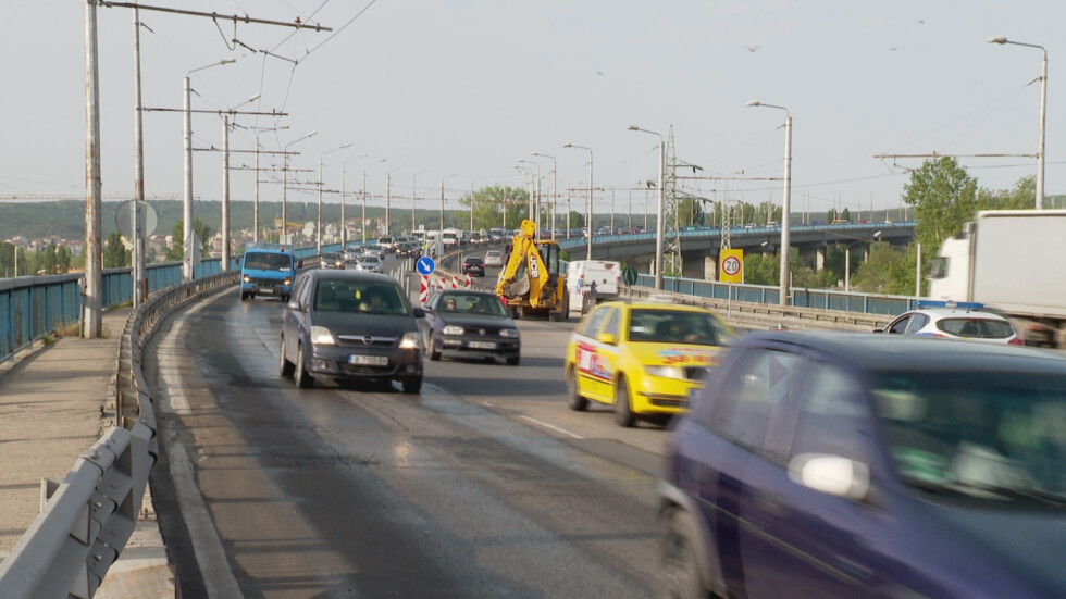 Километрични задръствания, след като затвориха за ремонт част от Аспаруховия мост във Варна