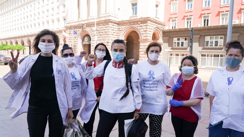 Протест в деня на празника: От Асоциацията на българските медицински сестри внесоха подписка в МС