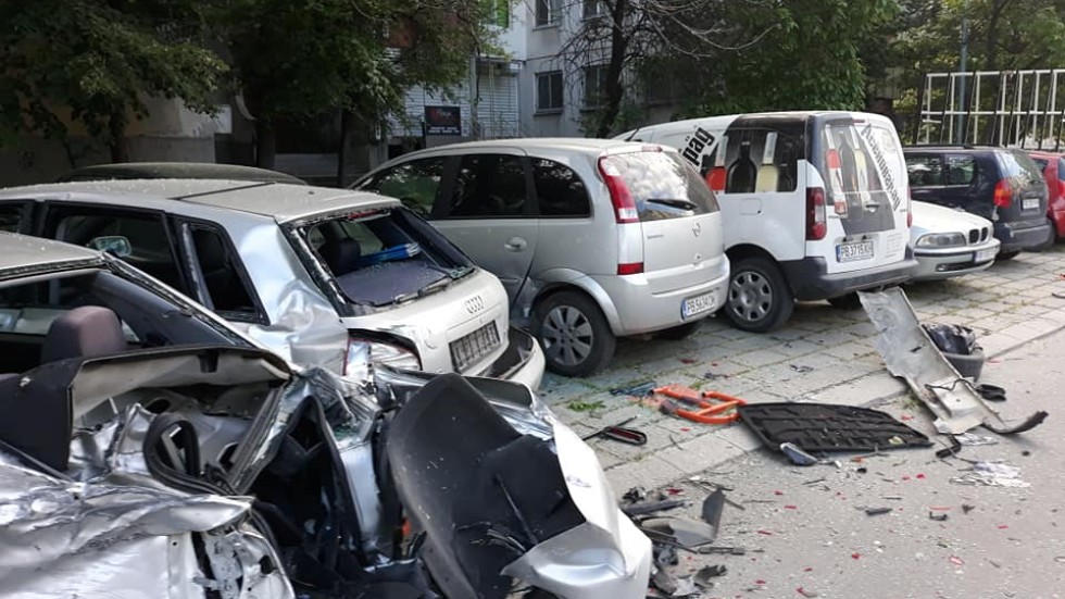 21-годишен пиян шофьор удари шест коли в Пловдив (СНИМКИ)