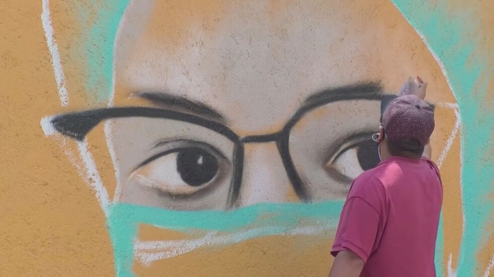 Художник нарисува серия от пана с послания към медиците в Мексико 