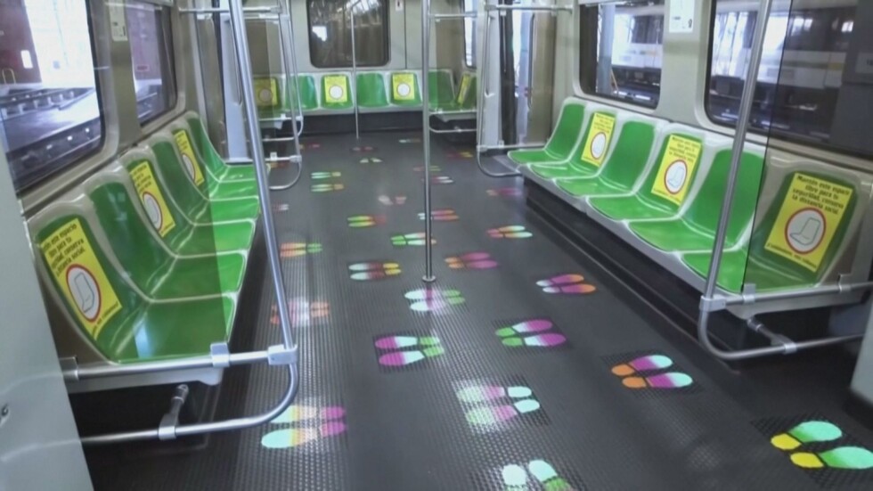 Гледай къде стоиш: Цветни стъпки в метрото за социална дистанция (ВИДЕО)