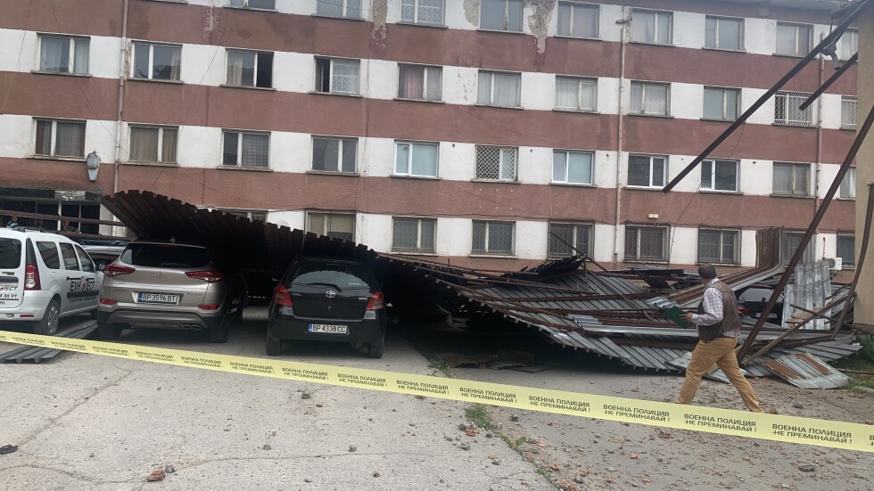 Ураганен вятър отнесе покрива на военното окръжие във Враца 