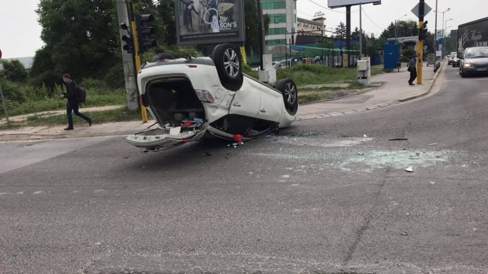 Пиян шофьор опита да избяга след тежка катастрофа на "Цариградско шосе" (СНИМКИ)