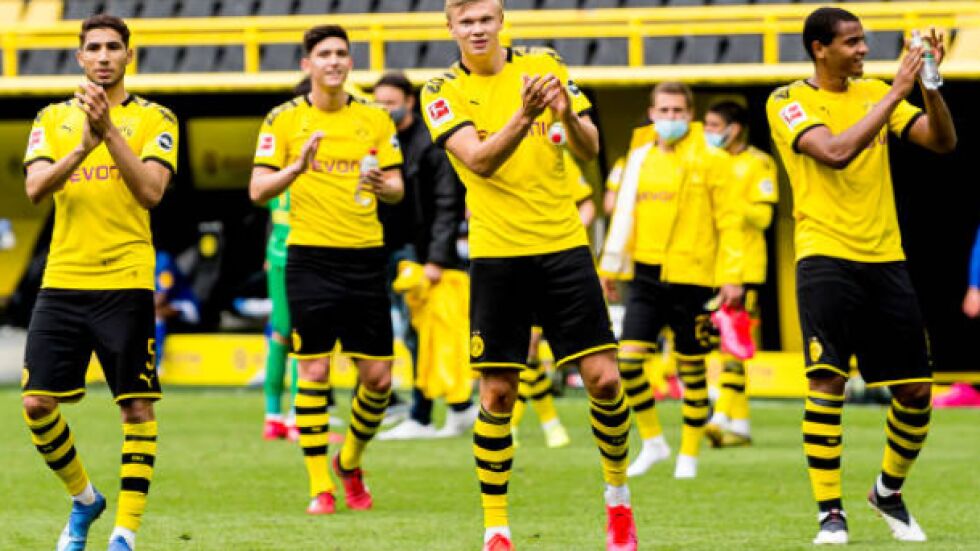 Традицията е спазена! Играчите на "Борусия" Дортмунд аплодираха "Жълтата стена" (ВИДЕО)