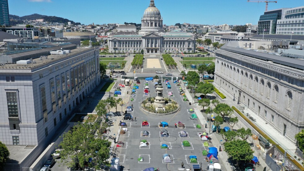 В Сан Франциско подслониха бездомни в палатков лагер, но при спазване на дистанция