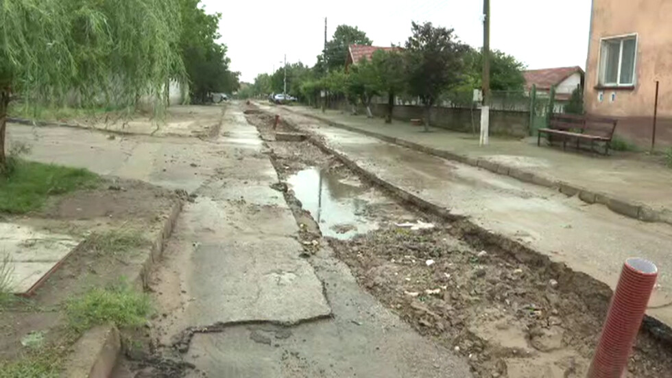 След градушката в Козлодуй: Пропаднала улица и унищожени разсади