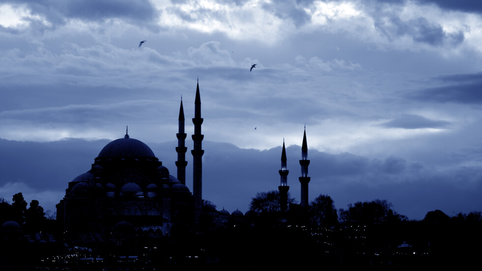Музикален саботаж: „Белла, чао!“ звучи от джамии в Измир (ВИДЕО)