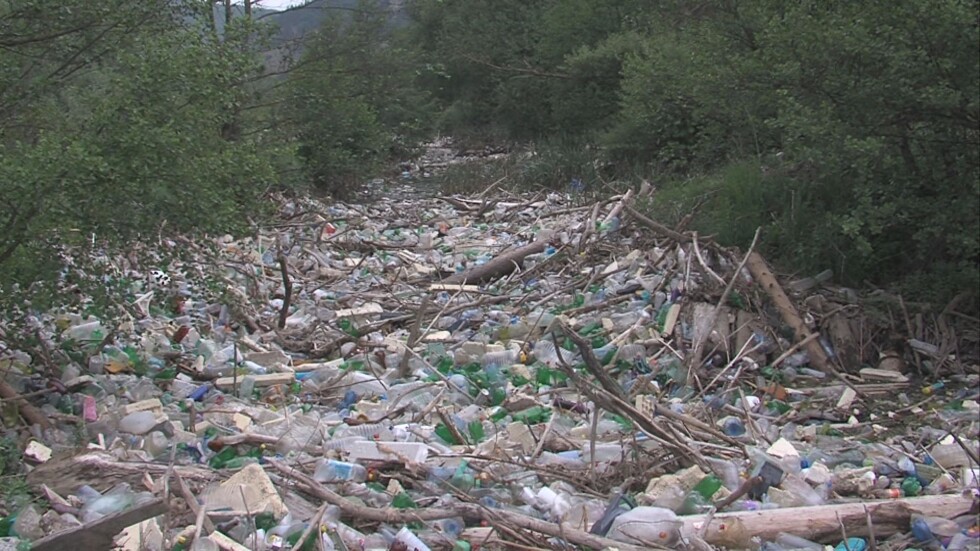 Доброволци почистват „пластмасовата река“ до село  Елешница