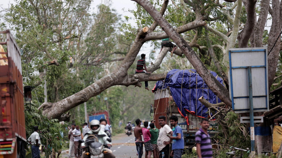Най-малко 84 души загинаха в Индия и Бангладеш заради циклон (ВИДЕО)