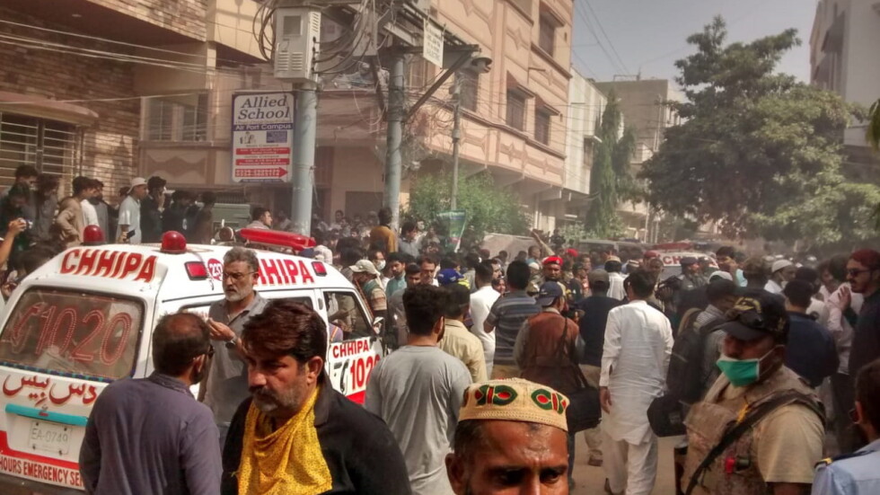 Самолет с над 100 души на борда се разби в жилищен квартал в Пакистан (ВИДЕО)