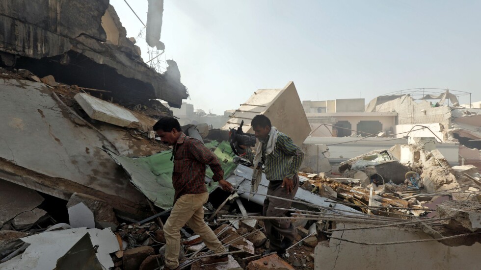 Най-малко 57 са загиналите при авиокатастрофата в Пакистан