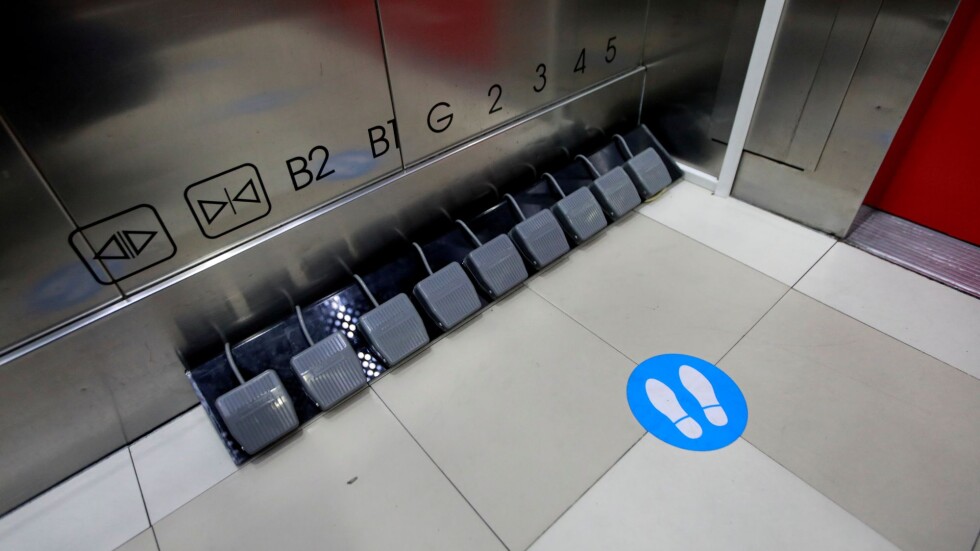 Тайландски мол замени бутоните на асансьорите с крачни педали
