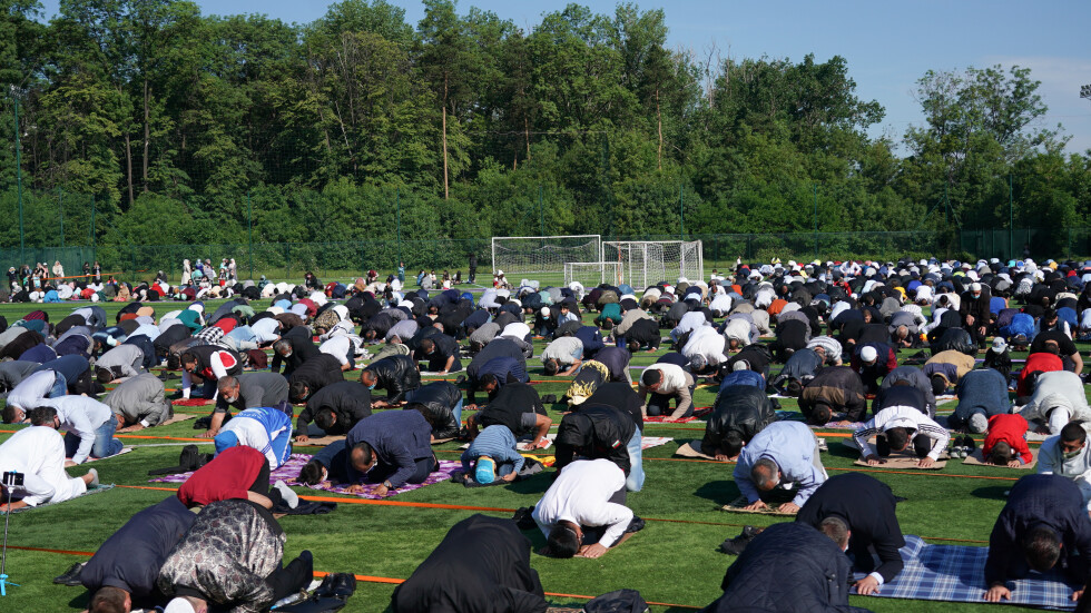 Главният мюфтия отслужи празнична молитва за Рамазан Байрам на открито (СНИМКИ)