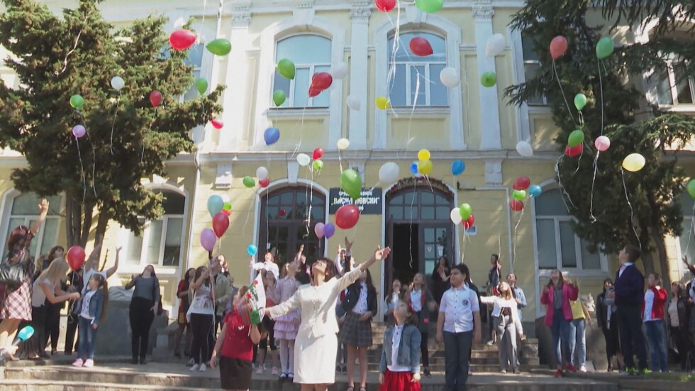 Аплодисменти за 24 май: Със запалени фенерчета на балконите - почит към учителите в Смолян