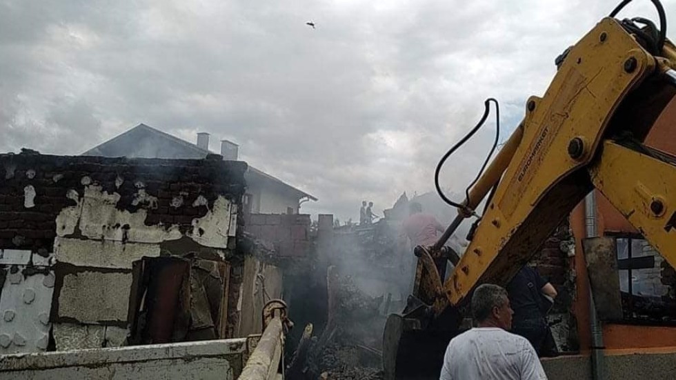 Голям пожар изпепели три къщи в Бобошево